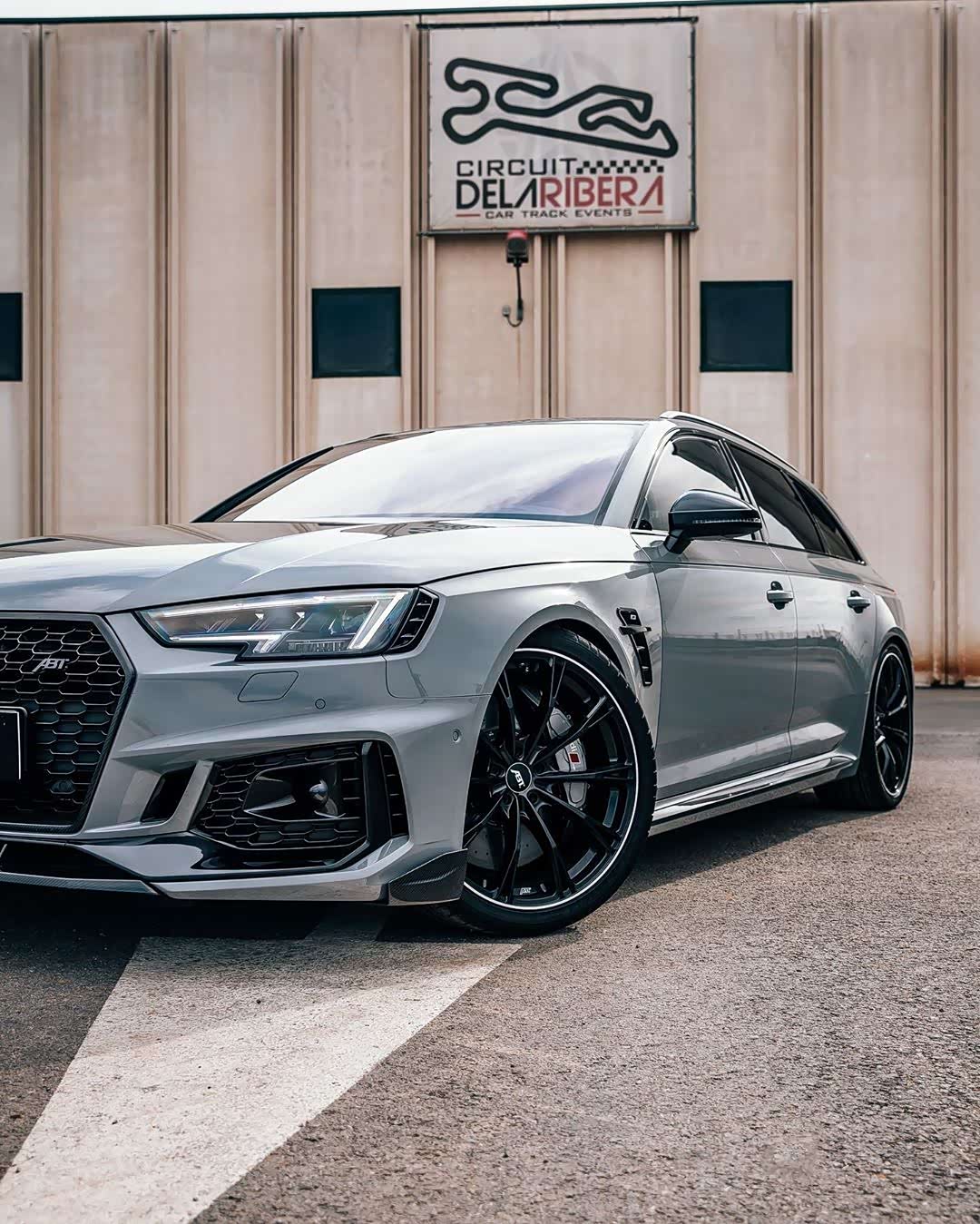 水泥灰的奥迪rs4