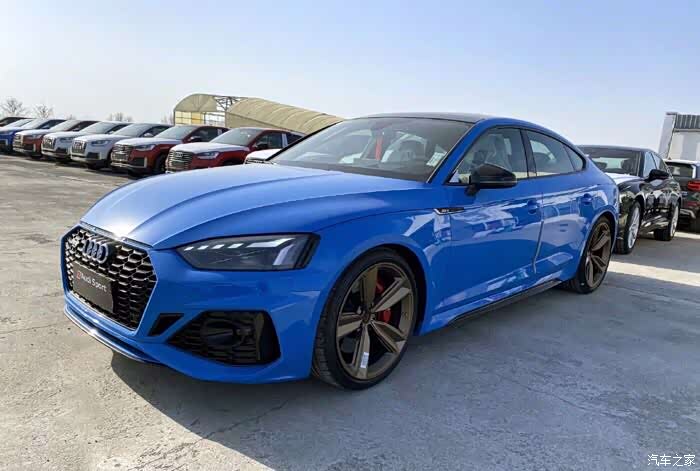 蓝色车身彰显其运动气息 奥迪rs5四门轿跑.