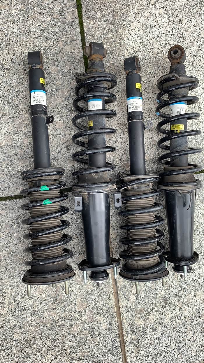 12款锐志更换14代皇冠减震器带弹簧塔顶全套的