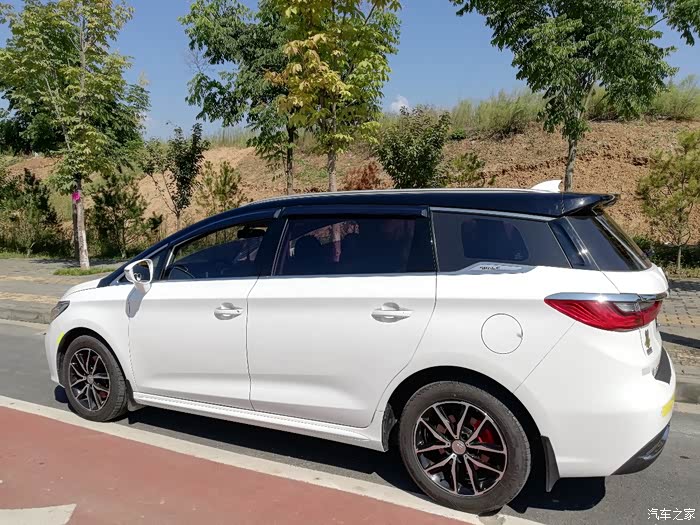 宋max改装纯黑悬浮车顶作业