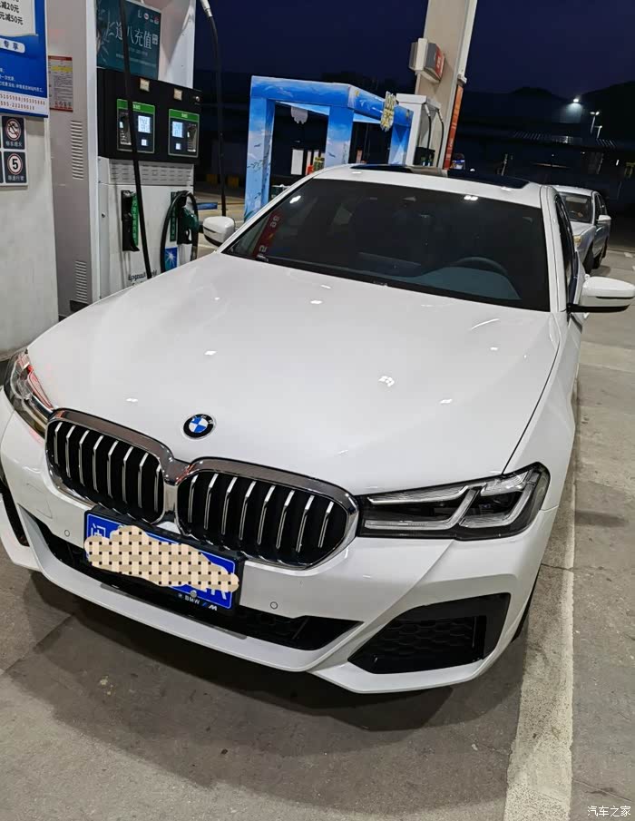 宝马5系优秀的口碑也很棒这款车保险杠造型棱角分明