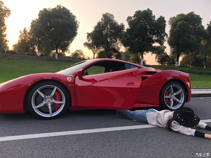 圆梦红色法拉利488超跑和美女才是绝配