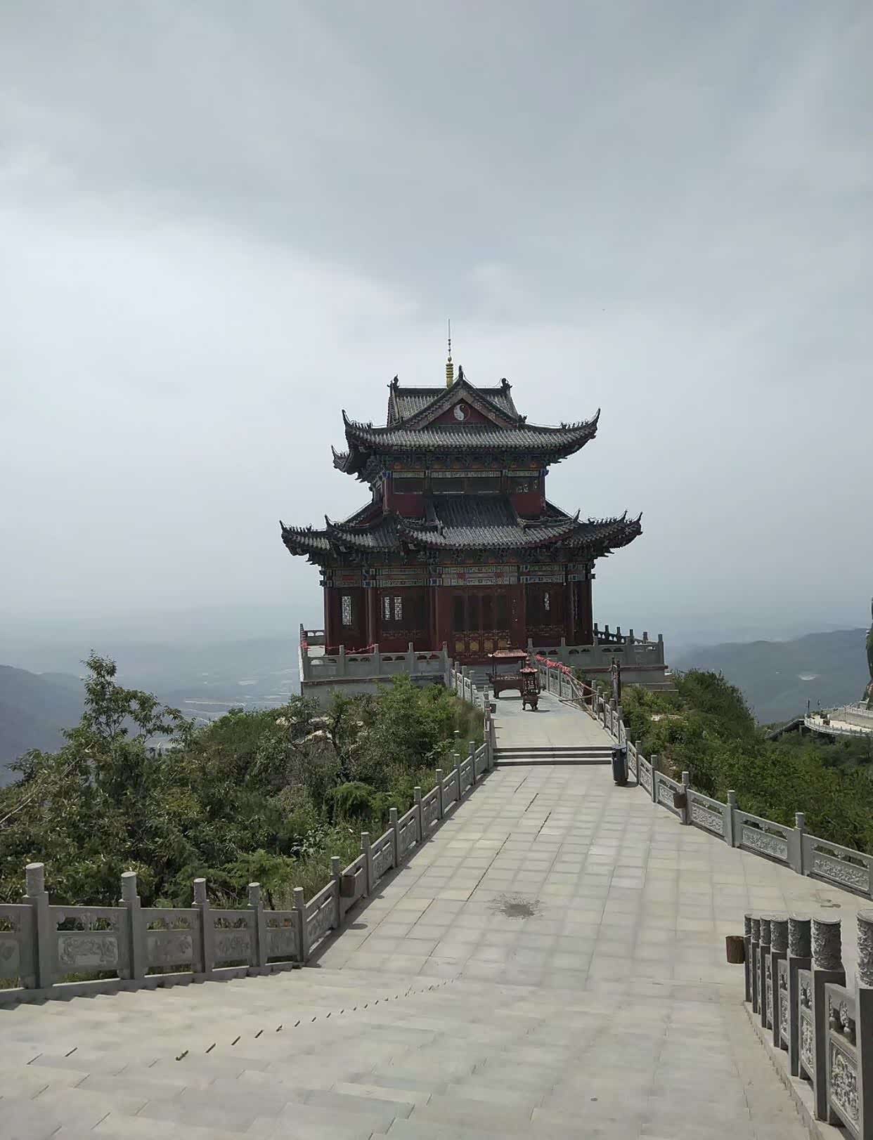 老乐山主峰海拔813米方圆68平方公里是国家级森林公园