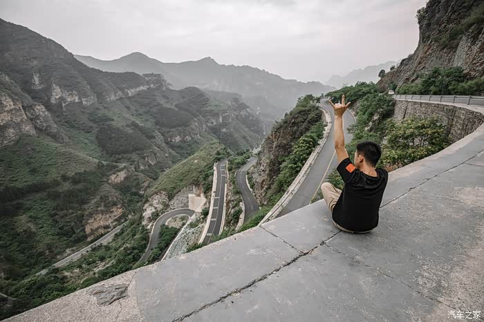周末自驾打卡红井路我在山顶竖起一面五星红旗我为北京加油