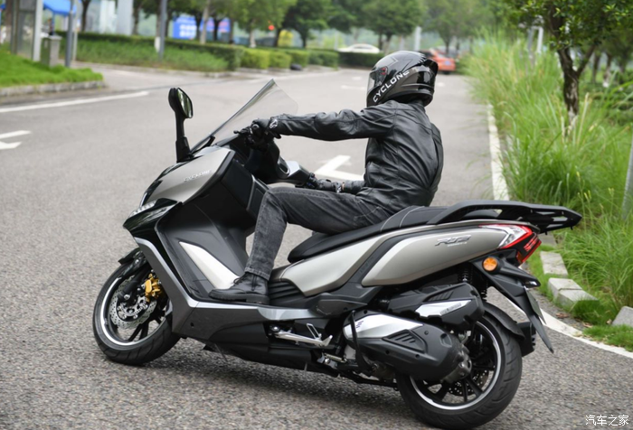 中型踏板赛科龙rt3焕新升级:虎啸前脸,17升大油箱_摩托车论坛_汽车之
