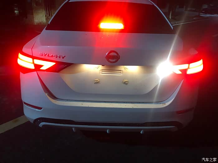 21款轩逸悦享版倒车灯只有一个吗