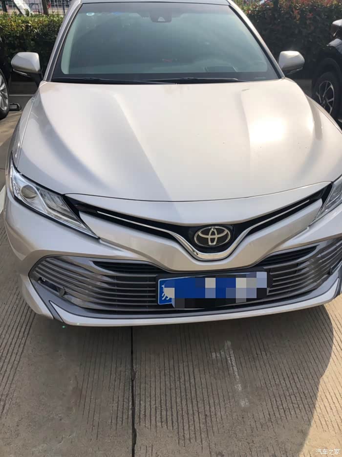 银色凯美瑞看起来也不错呢