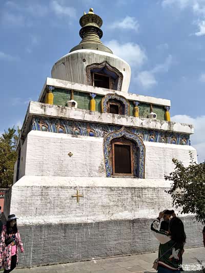 塔尔寺青海省藏传佛教中  寺院原名塔儿寺名于寺中金瓦殿内纪念宗喀巴