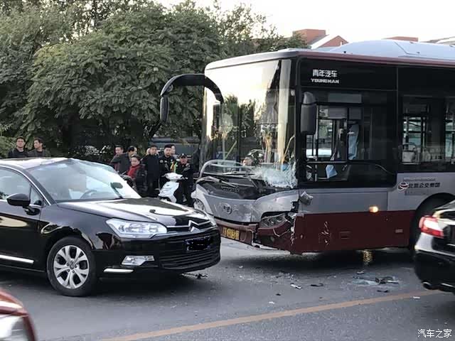 突发!北京一汽车遭公交拦腰相撞