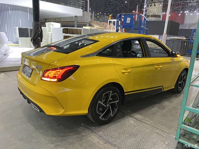 全新名爵5潮越青奢限定版车展正式上市