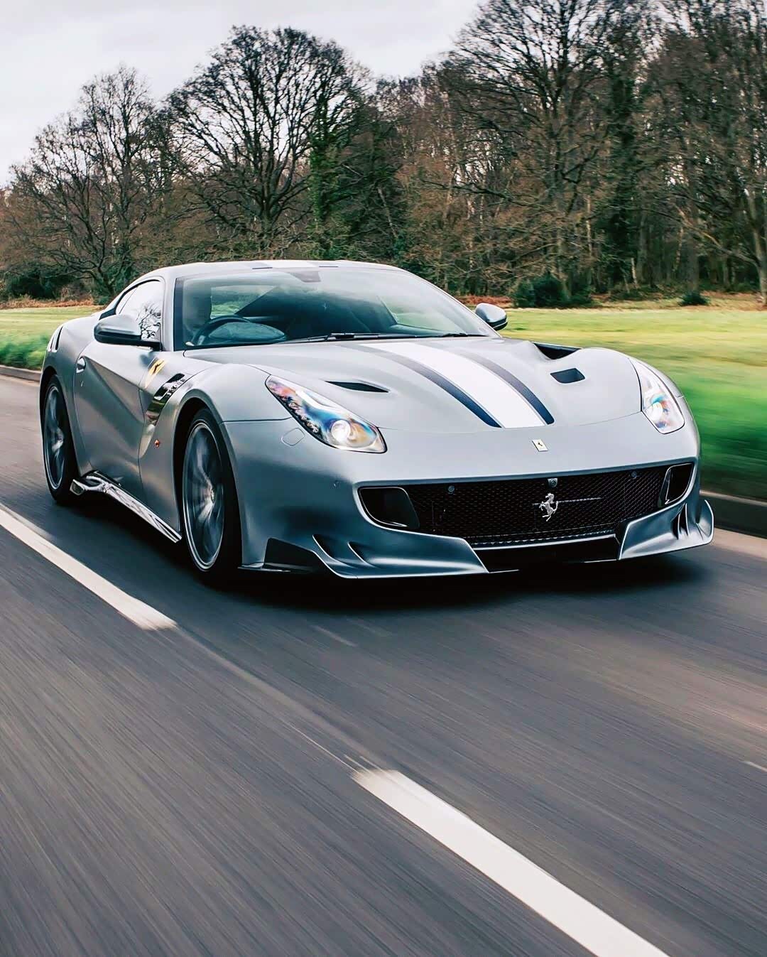 这个灰色的ferrari f12 tdf ,真帅