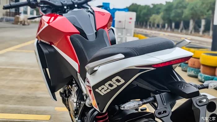 莫里尼1200adv实车曝光brembo卡钳辐条轮毂