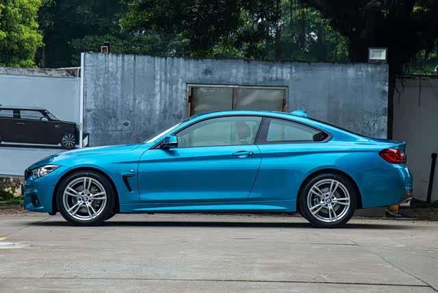 2019款的宝马4系四门轿跑首次引入了曜夜外观套件