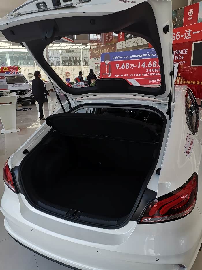 这是全部打开的后备箱.溜背式的设计可以让我们更方便的拿取物品.