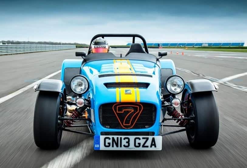 说不上是复古,但也不算现代,这就是卡特汉姆汽车的魅力