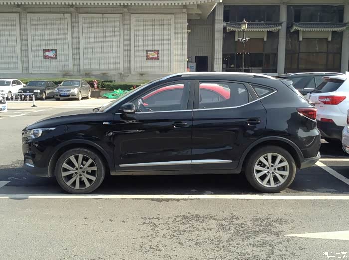 2018款名爵zs沿用老款设计,全黑色内饰搭配碳纤维装饰提升整车运动感.