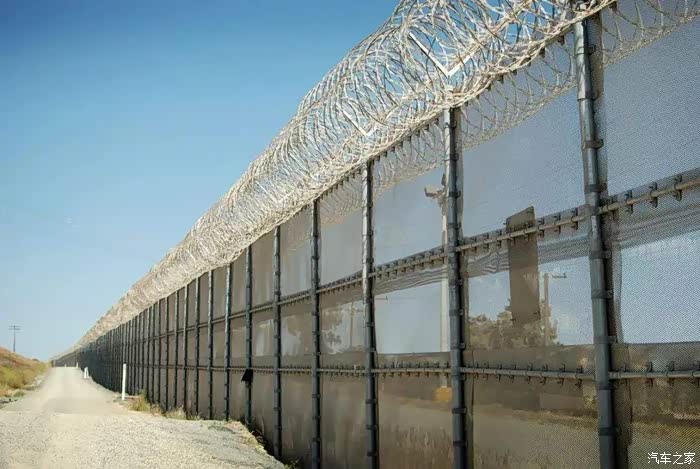 川普用4年建造了24公里花费150亿的川普墙.