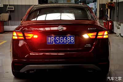 这是后尾灯全部点亮的效果,后雾灯为led光源.