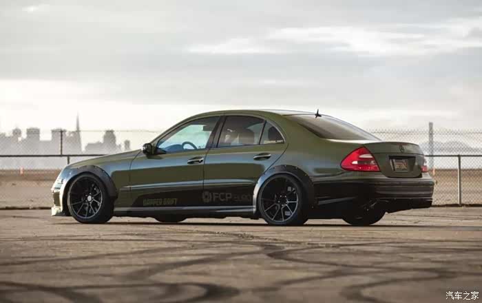 在你看来这是一台改的不伦不类的奔驰e55amg吗