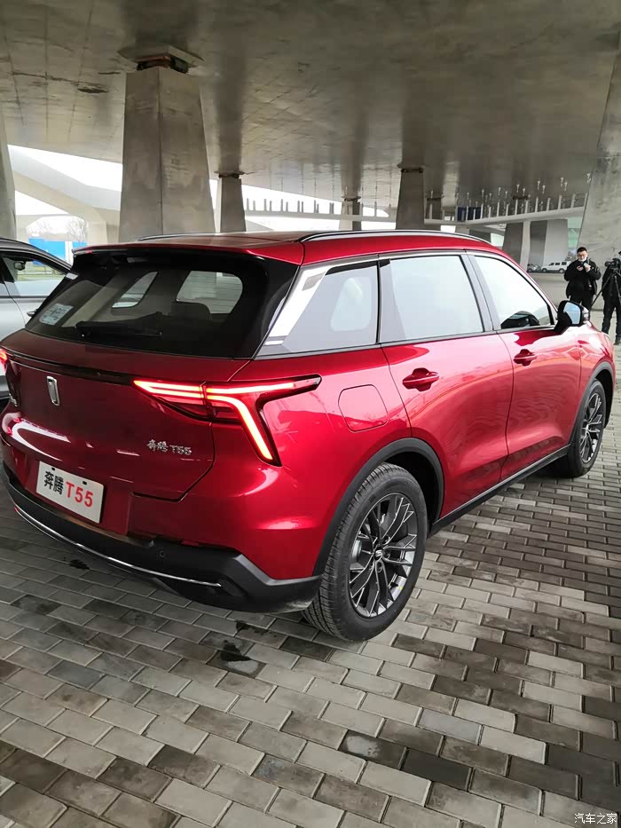 尾部去掉了奔腾字母标志,换上了奔腾车标,感觉不如字母的好看