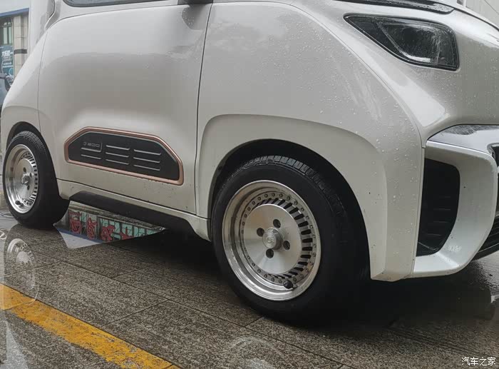 出一套宝骏e200改装轮毂带胎