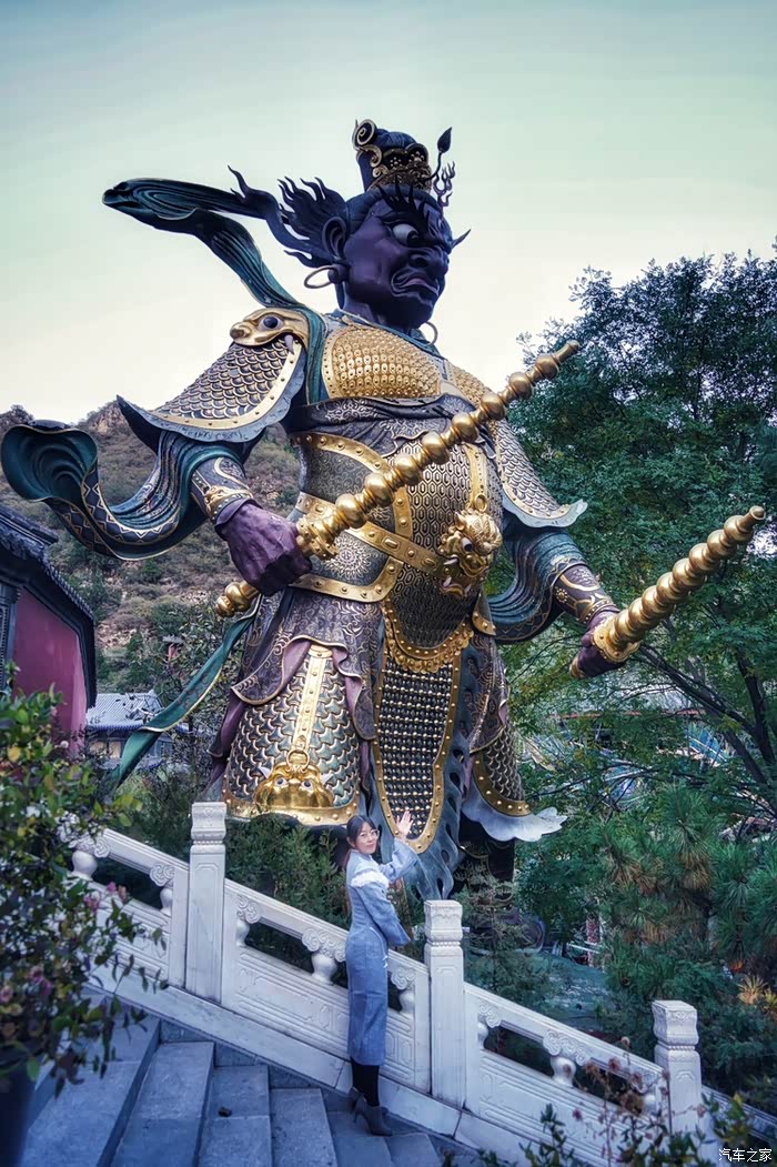 3,哼哈二将在寺院门口,9.8米!实物让人感到震惊.