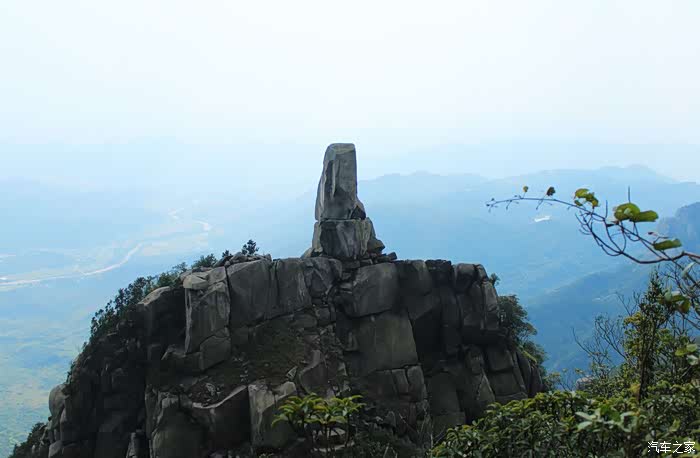 屹立在山顶上的望夫石