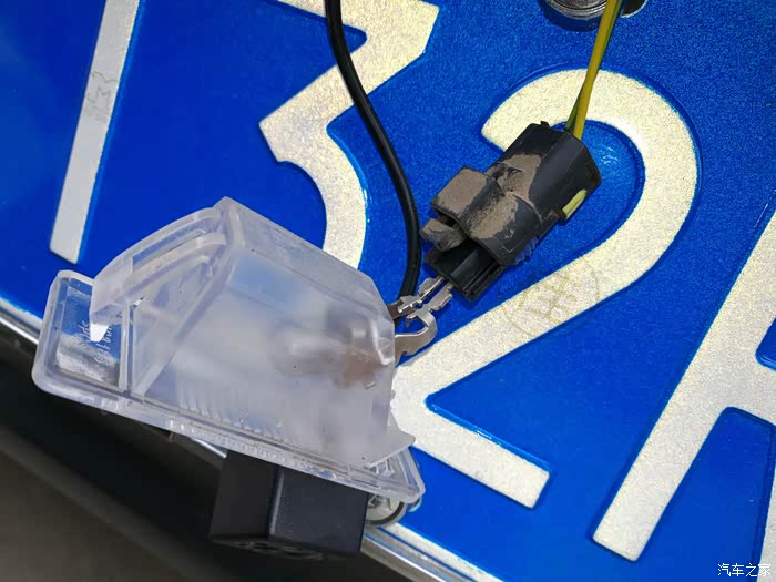 两厢牌照灯怎么拆的