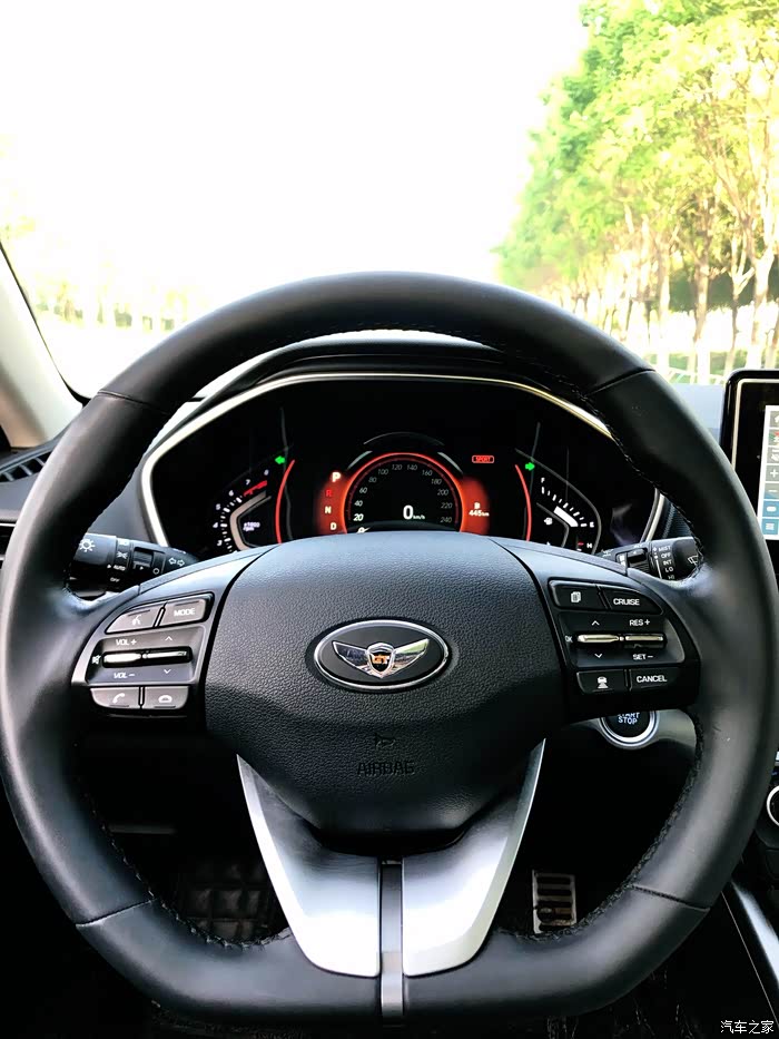 方向盘标自己换成劳恩斯的gt翅膀标 换之后显得更加!