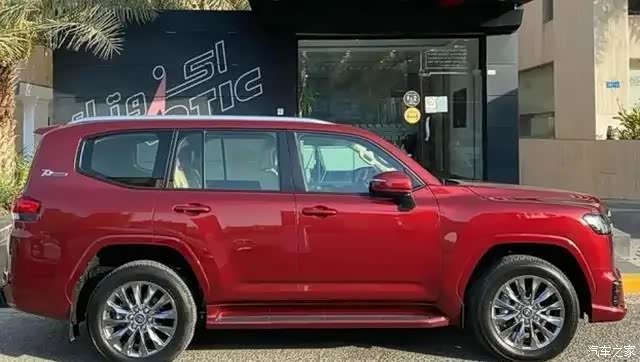 丰田兰德酷路泽街拍实车采用了红色的车身涂装设计非常漂亮