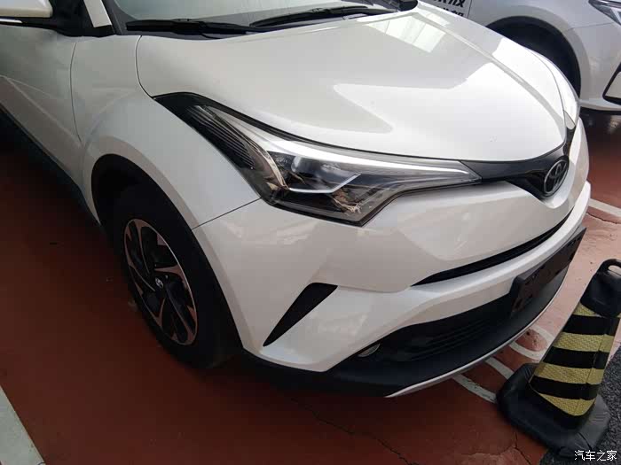 颜值就是王道白色奕泽看车作业