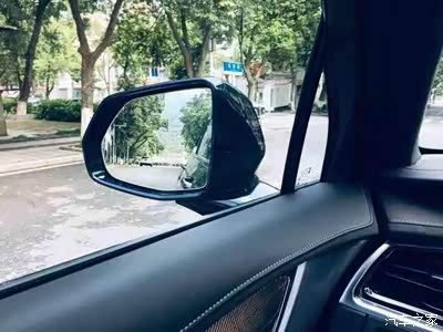 排着窗外风景, 不能学我单手开车