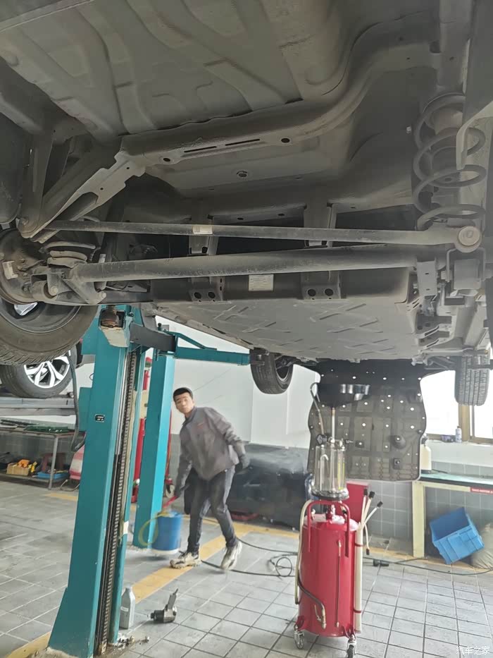 购入哪吒v一年一万公里首次保养记录