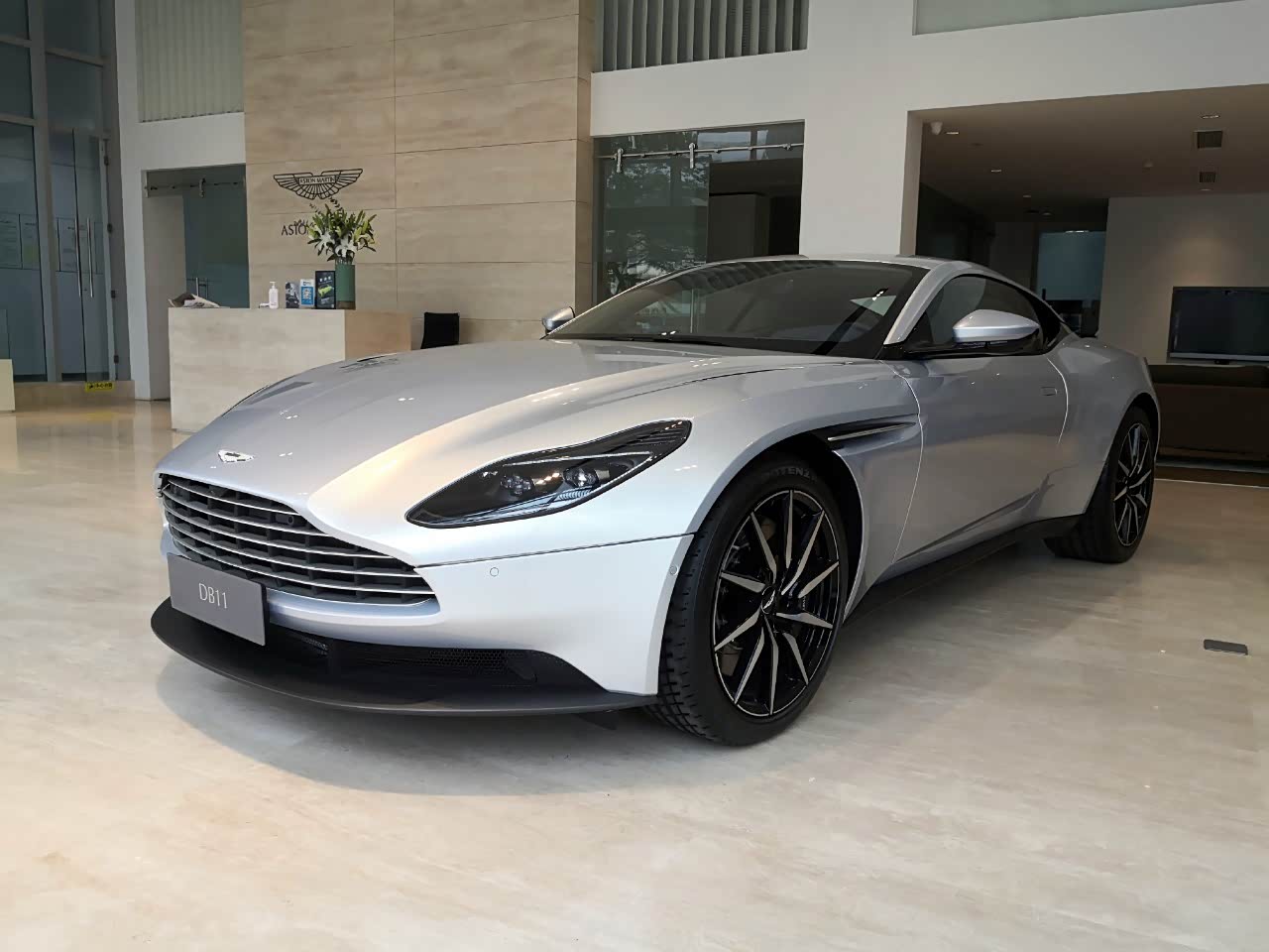 阿斯顿马丁 db11 v8,闪电银