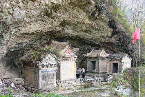 隐仙岩是武当山三十六岩中的一座大型岩洞