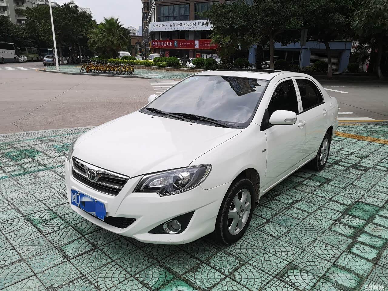 花冠汽车现在路上跑的都非常多经常见到