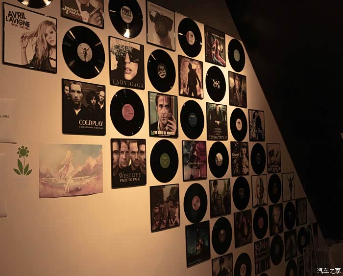 其实还不错的,装饰和风格并不单一,很喜欢这个黑胶唱片组成的唱片墙