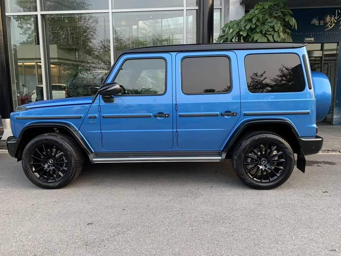 蓝色的奔驰大g更具有年轻的气息