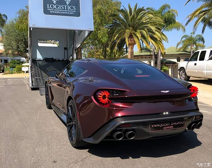 酒红色的阿斯顿马丁,造型独特的轮毂,特别是后车火焰般真是炫酷
