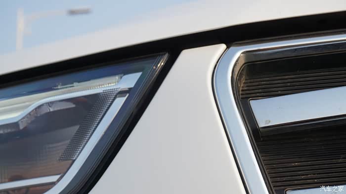 前机盖眉脚部位细节展示
