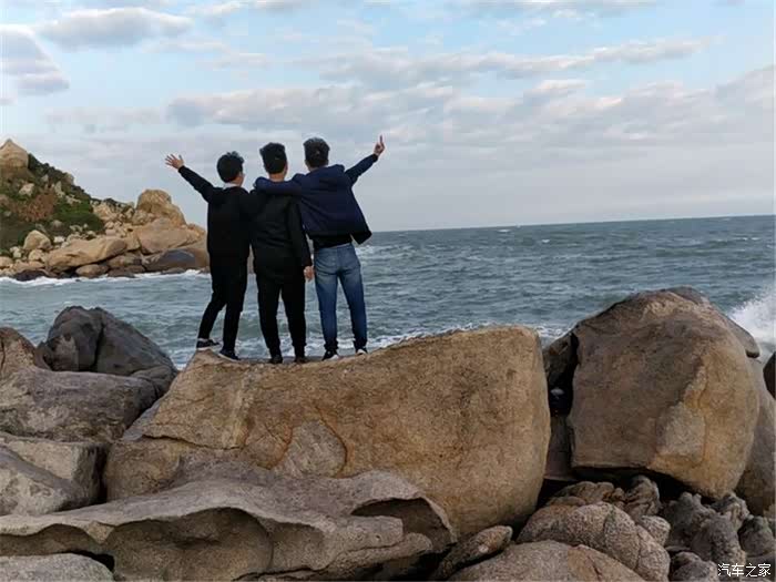 献上我和我哥们的三人合照,看背影就知道我们气质肯定特别棒!