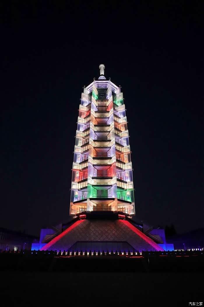 但私以为,入夜掌灯后的琉璃塔才是他的高光时刻,七彩灯光效仿当年的