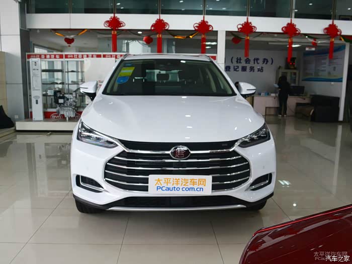 优雅的白色比亚迪唐