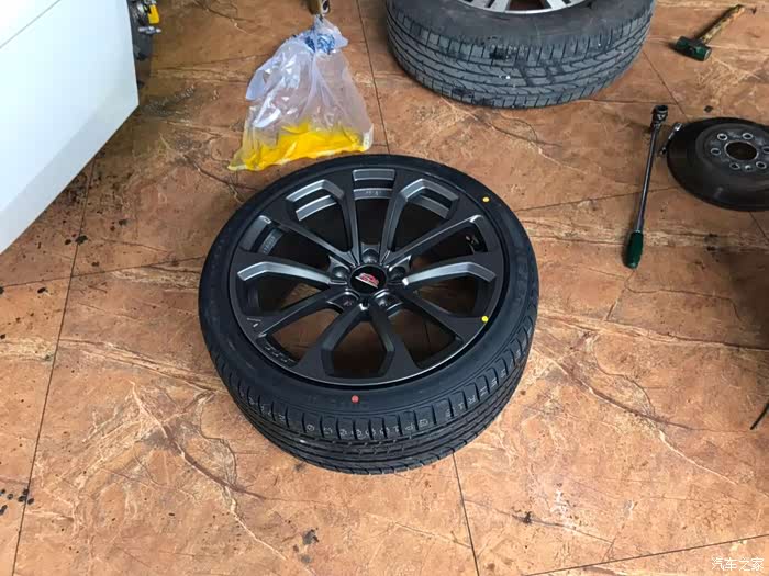 幻白旋压亚光灰v轮劲风驰kf550轮胎d3前杠中网