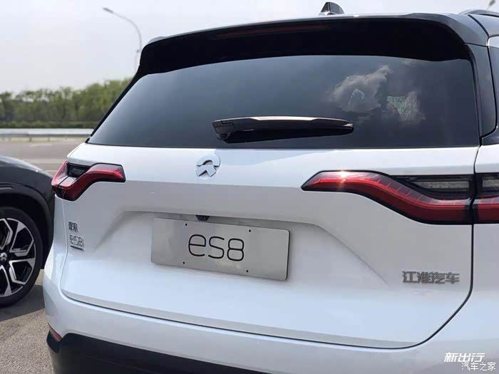 蔚来es8白色.