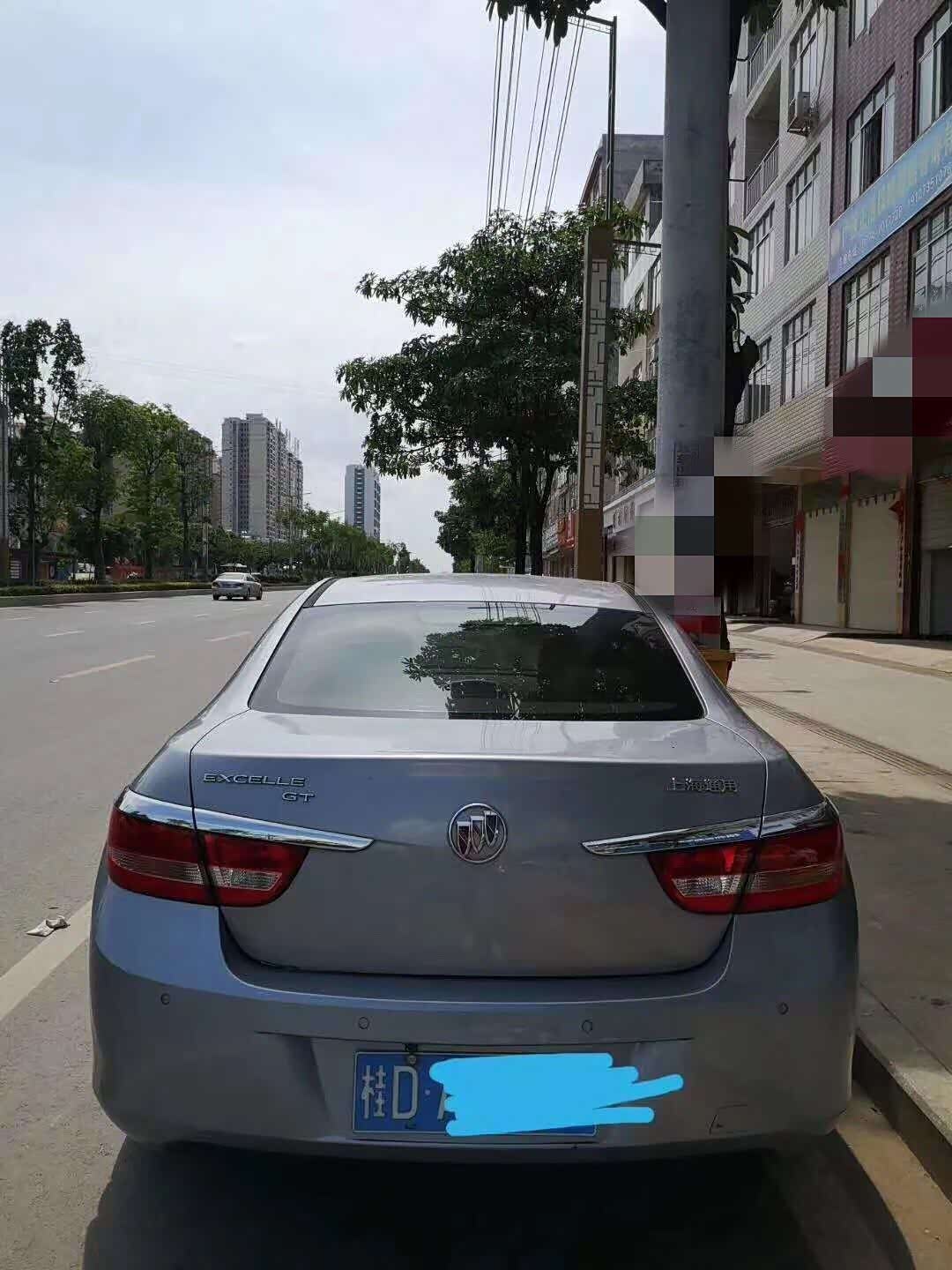 老款别克英朗让人感觉肌肉感满满的.