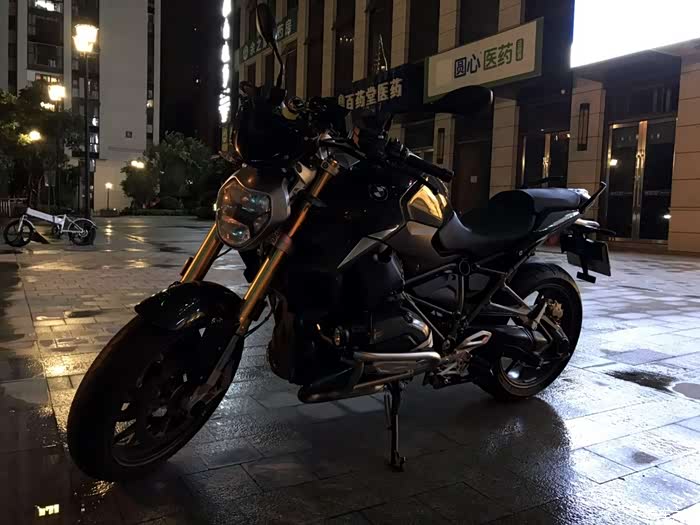 bmw机车夜晚写照
