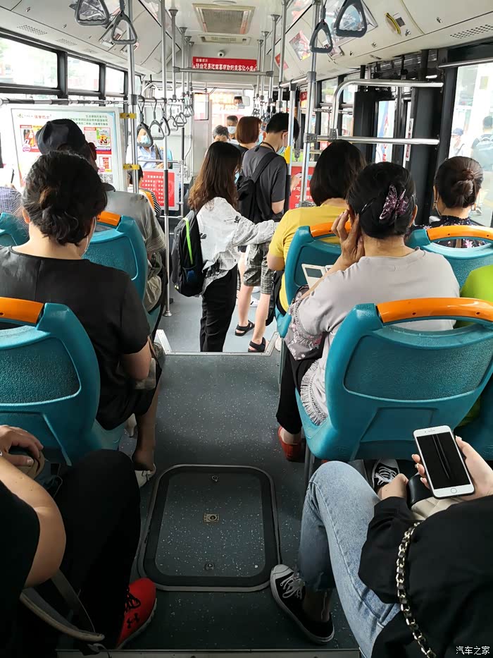 公交车上全部带着口罩 早上随拍几张