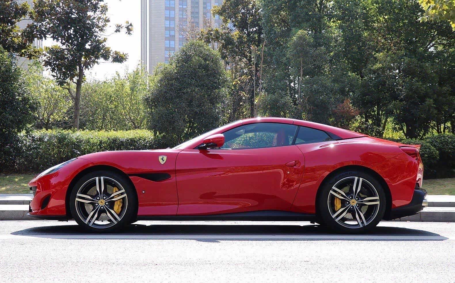 法拉利portofino 时尚漂亮的外观设计,让我深爱不移!