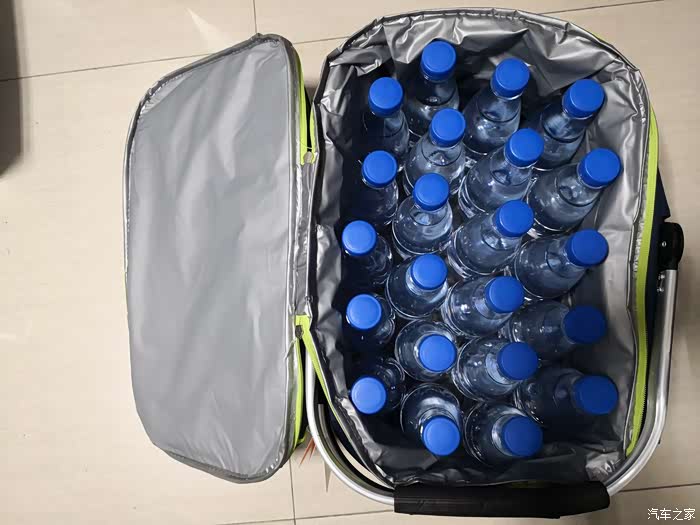 22瓶矿泉水放在食物仓绰绰有余